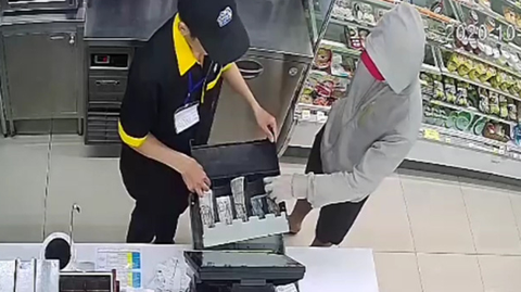 Bắt kẻ cầm dao dọa nhân viên cửa hàng tiện lợi cướp tiền ở Tân Phú - Ảnh 2. Bắt kẻ cầm dao dọa nhân viên cửa hàng tiện lợi cướp tiền ở Tân Phú - Ảnh 2.