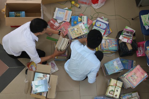 Quyên góp hàng ngàn bộ sách giáo khoa cũ tặng học sinh miền Trung - Ảnh 1. Quyên góp hàng ngàn bộ sách giáo khoa cũ tặng học sinh miền Trung - Ảnh 1.
