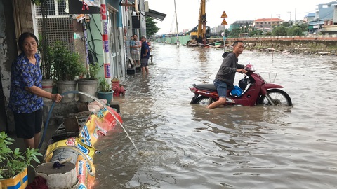 Nhà dân ngập từ đêm tới trưa do cống thoát nước bị nghẽn - Ảnh 1. Nhà dân ngập từ đêm tới trưa do cống thoát nước bị nghẽn - Ảnh 1.