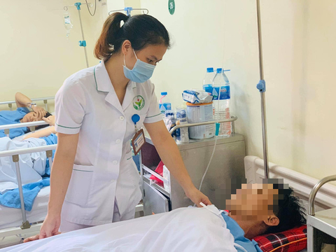 Lái xe chở bánh cứu trợ miền Trung, một thanh niên gặp tai nạn giập não và phổi - Ảnh 1. Lái xe chở bánh cứu trợ miền Trung, một thanh niên gặp tai nạn giập não và phổi - Ảnh 1.
