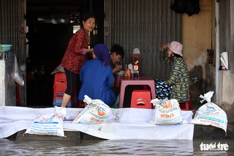 Mưa 2 tiếng, cống không thoát, nước ngập từ đêm tới trưa - Ảnh 3. Mưa 2 tiếng, cống không thoát, nước ngập từ đêm tới trưa - Ảnh 3.