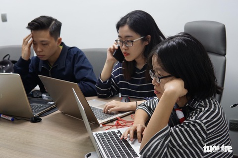 Trắng đêm cùng nhân viên hotline thông tin cứu hộ miền Trung - Ảnh 1. Trắng đêm cùng nhân viên hotline thông tin cứu hộ miền Trung - Ảnh 1.
