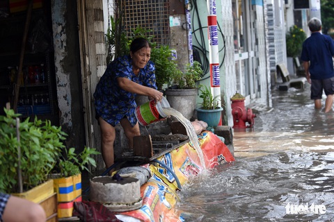 Mưa 2 tiếng, cống không thoát, nước ngập từ đêm tới trưa - Ảnh 1. Mưa 2 tiếng, cống không thoát, nước ngập từ đêm tới trưa - Ảnh 1.
