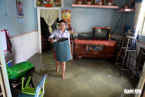 Mưa 2 tiếng, cống không thoát, nước ngập từ đêm tới trưa - Ảnh 6. Mưa 2 tiếng, cống không thoát, nước ngập từ đêm tới trưa - Ảnh 6.