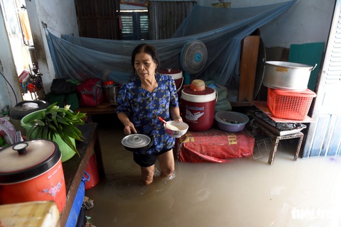 Mưa 2 tiếng, cống không thoát, nước ngập từ đêm tới trưa - Ảnh 7. Mưa 2 tiếng, cống không thoát, nước ngập từ đêm tới trưa - Ảnh 7.