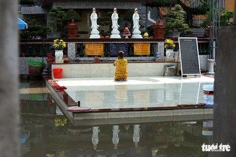 Mưa 2 tiếng, cống không thoát, nước ngập từ đêm tới trưa - Ảnh 8. Mưa 2 tiếng, cống không thoát, nước ngập từ đêm tới trưa - Ảnh 8.