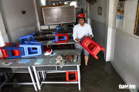 Mưa 2 tiếng, cống không thoát, nước ngập từ đêm tới trưa - Ảnh 12. Mưa 2 tiếng, cống không thoát, nước ngập từ đêm tới trưa - Ảnh 12.