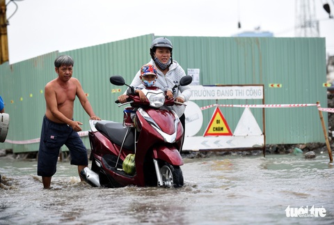 Mưa 2 tiếng, cống không thoát, nước ngập từ đêm tới trưa - Ảnh 9. Mưa 2 tiếng, cống không thoát, nước ngập từ đêm tới trưa - Ảnh 9.