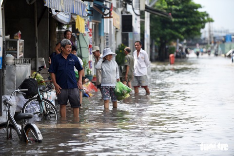 Mưa 2 tiếng, cống không thoát, nước ngập từ đêm tới trưa - Ảnh 11. Mưa 2 tiếng, cống không thoát, nước ngập từ đêm tới trưa - Ảnh 11.