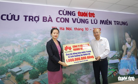 Huawei Việt Nam trao 1 tỉ đồng cùng Tuổi Trẻ cứu trợ người dân vùng lũ miền Trung - Ảnh 1. Huawei Việt Nam trao 1 tỉ đồng cùng Tuổi Trẻ cứu trợ người dân vùng lũ miền Trung - Ảnh 1.