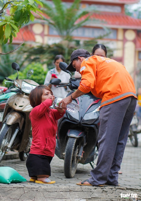 Quà bạn đọc báo Tuổi Trẻ đến các mái ấm, trung tâm xã hội Quảng Trị - Ảnh 9. Quà bạn đọc báo Tuổi Trẻ đến các mái ấm, trung tâm xã hội Quảng Trị - Ảnh 9.