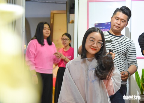 Cảm động bạn trẻ Sài Gòn ‘cắt phăng’ mái tóc gửi tặng bệnh nhân ung thư - Ảnh 1. Cảm động bạn trẻ Sài Gòn ‘cắt phăng’ mái tóc gửi tặng bệnh nhân ung thư - Ảnh 1.