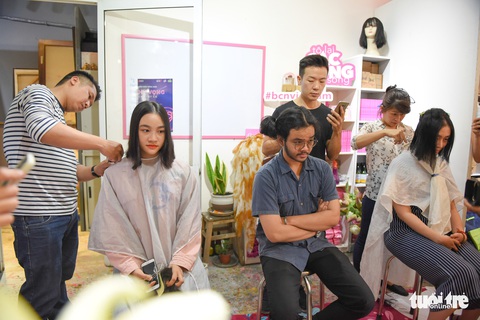 Cảm động bạn trẻ Sài Gòn ‘cắt phăng’ mái tóc gửi tặng bệnh nhân ung thư - Ảnh 11. Cảm động bạn trẻ Sài Gòn ‘cắt phăng’ mái tóc gửi tặng bệnh nhân ung thư - Ảnh 11.
