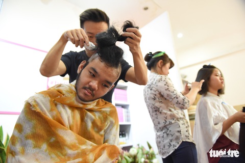 Cảm động bạn trẻ Sài Gòn ‘cắt phăng’ mái tóc gửi tặng bệnh nhân ung thư - Ảnh 3. Cảm động bạn trẻ Sài Gòn ‘cắt phăng’ mái tóc gửi tặng bệnh nhân ung thư - Ảnh 3.