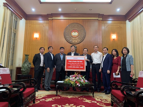 HVN trao tặng 3 tỉ đồng và hàng trăm máy móc cho miền Trung - Ảnh 2. HVN trao tặng 3 tỉ đồng và hàng trăm máy móc cho miền Trung - Ảnh 2.