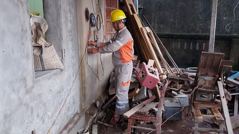 PC Hà Tĩnh: Nỗ lực cấp điện trở lại cho khách hàng sau mưa lũ - Ảnh 5. PC Hà Tĩnh: Nỗ lực cấp điện trở lại cho khách hàng sau mưa lũ - Ảnh 5.