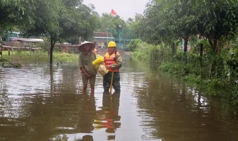 PC Hà Tĩnh: Nỗ lực cấp điện trở lại cho khách hàng sau mưa lũ - Ảnh 8. PC Hà Tĩnh: Nỗ lực cấp điện trở lại cho khách hàng sau mưa lũ - Ảnh 8.