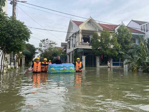 PC Hà Tĩnh: Nỗ lực cấp điện trở lại cho khách hàng sau mưa lũ - Ảnh 7. PC Hà Tĩnh: Nỗ lực cấp điện trở lại cho khách hàng sau mưa lũ - Ảnh 7.