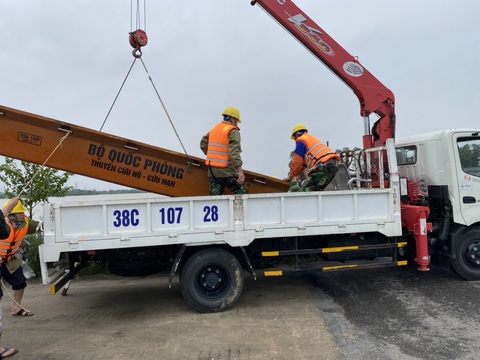 PC Hà Tĩnh: Nỗ lực cấp điện trở lại cho khách hàng sau mưa lũ - Ảnh 2. PC Hà Tĩnh: Nỗ lực cấp điện trở lại cho khách hàng sau mưa lũ - Ảnh 2.