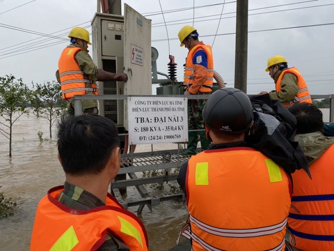 PC Hà Tĩnh: Nỗ lực cấp điện trở lại cho khách hàng sau mưa lũ - Ảnh 4. PC Hà Tĩnh: Nỗ lực cấp điện trở lại cho khách hàng sau mưa lũ - Ảnh 4.