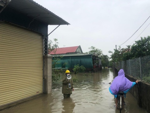 PC Hà Tĩnh: Nỗ lực cấp điện trở lại cho khách hàng sau mưa lũ - Ảnh 6. PC Hà Tĩnh: Nỗ lực cấp điện trở lại cho khách hàng sau mưa lũ - Ảnh 6.