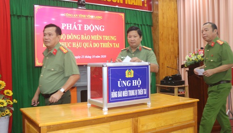 Công an Vĩnh Long góp 700 triệu đồng san sẻ với bà con vùng lũ miền Trung - Ảnh 1. Công an Vĩnh Long góp 700 triệu đồng san sẻ với bà con vùng lũ miền Trung - Ảnh 1.