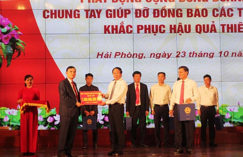Hơn 90 tỉ đồng trong ngày đầu Hải Phòng vận động ủng hộ miền Trung - Ảnh 1. Hơn 90 tỉ đồng trong ngày đầu Hải Phòng vận động ủng hộ miền Trung - Ảnh 1.