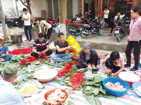Hơn 90 tỉ đồng trong ngày đầu Hải Phòng vận động ủng hộ miền Trung - Ảnh 2. Hơn 90 tỉ đồng trong ngày đầu Hải Phòng vận động ủng hộ miền Trung - Ảnh 2.