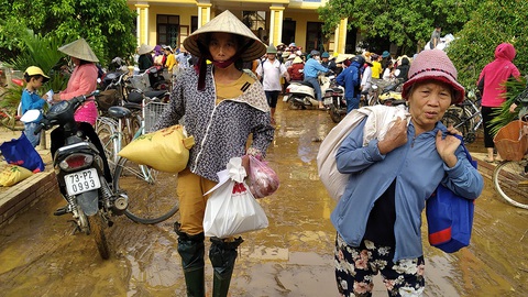 Bà con rốn lũ Quảng Bình: Nhận quà như ri là có cái ăn rồi - Ảnh 1. Bà con rốn lũ Quảng Bình: Nhận quà như ri là có cái ăn rồi - Ảnh 1.
