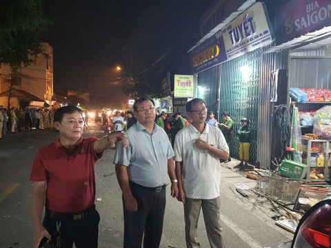 Sau tiếng nổ, xe tải tông xe 7 chỗ, nhiều xe máy rồi lao vào nhà dân, ít nhất 3 người chết - Ảnh 7. Sau tiếng nổ, xe tải tông xe 7 chỗ, nhiều xe máy rồi lao vào nhà dân, ít nhất 3 người chết - Ảnh 7.