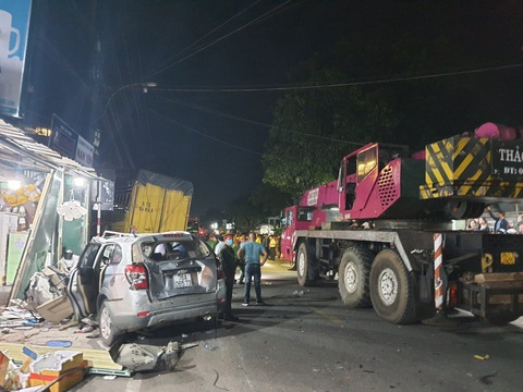 Sau tiếng nổ, xe tải tông xe 7 chỗ, nhiều xe máy rồi lao vào nhà dân, ít nhất 3 người chết - Ảnh 4. Sau tiếng nổ, xe tải tông xe 7 chỗ, nhiều xe máy rồi lao vào nhà dân, ít nhất 3 người chết - Ảnh 4.