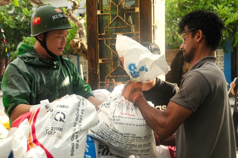 Hàng chục khách Tây vác cát, đắp đê cùng người Hội An giữ bờ biển - Ảnh 3. Hàng chục khách Tây vác cát, đắp đê cùng người Hội An giữ bờ biển - Ảnh 3.