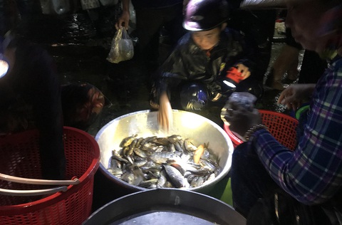 Đi chợ biên giới mùa nước nổi - Ảnh 4. Đi chợ biên giới mùa nước nổi - Ảnh 4.