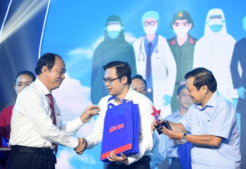 Tri ân Tuyến đầu chống dịch: Nặng thương hai tiếng đồng bào - Ảnh 11. Tri ân Tuyến đầu chống dịch: Nặng thương hai tiếng đồng bào - Ảnh 11.