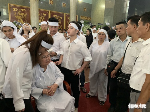 Tiễn đưa nghệ sĩ Lý Huỳnh về nơi an nghỉ - Ảnh 6. Tiễn đưa nghệ sĩ Lý Huỳnh về nơi an nghỉ - Ảnh 6.
