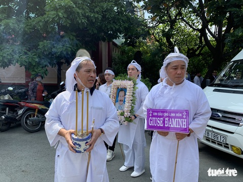 Tiễn đưa nghệ sĩ Lý Huỳnh về nơi an nghỉ - Ảnh 12. Tiễn đưa nghệ sĩ Lý Huỳnh về nơi an nghỉ - Ảnh 12.