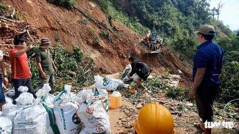 Giăng dây cáp qua miệng vực đưa hàng cứu trợ vào thôn bản - Ảnh 2. Giăng dây cáp qua miệng vực đưa hàng cứu trợ vào thôn bản - Ảnh 2.