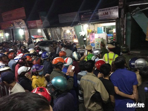Sau tiếng nổ, xe tải tông xe 7 chỗ, nhiều xe máy rồi lao vào nhà dân, ít nhất 3 người chết - Ảnh 9. Sau tiếng nổ, xe tải tông xe 7 chỗ, nhiều xe máy rồi lao vào nhà dân, ít nhất 3 người chết - Ảnh 9.