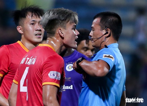 HLV Bình Dương: Thua Hà Nội FC bình thường nhưng tôi không phục trọng tài - Ảnh 1. HLV Bình Dương: Thua Hà Nội FC bình thường nhưng tôi không phục trọng tài - Ảnh 1.