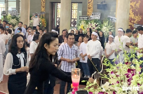 Tiễn đưa nghệ sĩ Lý Huỳnh về nơi an nghỉ - Ảnh 5. Tiễn đưa nghệ sĩ Lý Huỳnh về nơi an nghỉ - Ảnh 5.