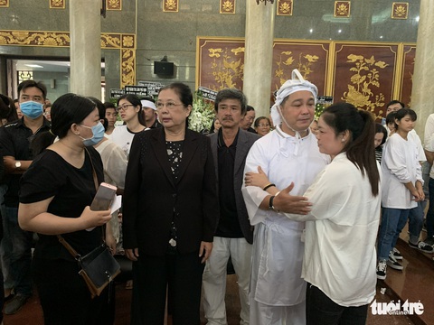 Tiễn đưa nghệ sĩ Lý Huỳnh về nơi an nghỉ - Ảnh 8. Tiễn đưa nghệ sĩ Lý Huỳnh về nơi an nghỉ - Ảnh 8.
