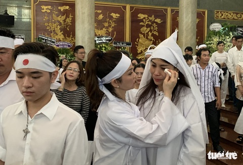 Tiễn đưa nghệ sĩ Lý Huỳnh về nơi an nghỉ - Ảnh 7. Tiễn đưa nghệ sĩ Lý Huỳnh về nơi an nghỉ - Ảnh 7.