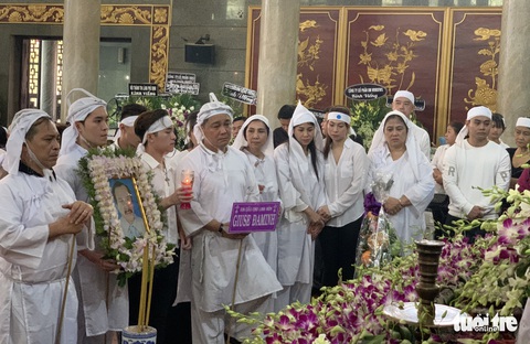 Tiễn đưa nghệ sĩ Lý Huỳnh về nơi an nghỉ - Ảnh 9. Tiễn đưa nghệ sĩ Lý Huỳnh về nơi an nghỉ - Ảnh 9.