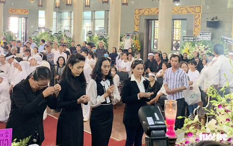 Tiễn đưa nghệ sĩ Lý Huỳnh về nơi an nghỉ - Ảnh 1. Tiễn đưa nghệ sĩ Lý Huỳnh về nơi an nghỉ - Ảnh 1.