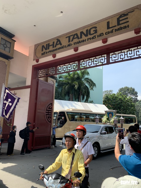 Tiễn đưa nghệ sĩ Lý Huỳnh về nơi an nghỉ - Ảnh 13. Tiễn đưa nghệ sĩ Lý Huỳnh về nơi an nghỉ - Ảnh 13.