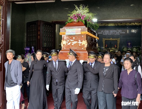 Tiễn đưa nghệ sĩ Lý Huỳnh về nơi an nghỉ - Ảnh 10. Tiễn đưa nghệ sĩ Lý Huỳnh về nơi an nghỉ - Ảnh 10.