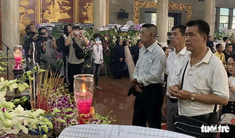 Tiễn đưa nghệ sĩ Lý Huỳnh về nơi an nghỉ - Ảnh 4. Tiễn đưa nghệ sĩ Lý Huỳnh về nơi an nghỉ - Ảnh 4.