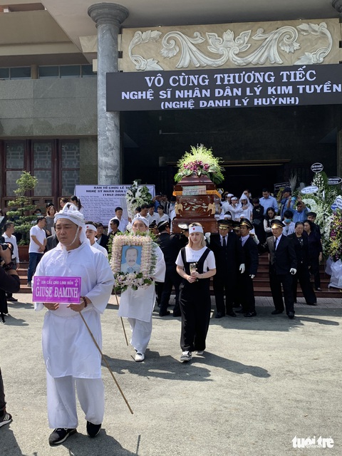Tiễn đưa nghệ sĩ Lý Huỳnh về nơi an nghỉ - Ảnh 11. Tiễn đưa nghệ sĩ Lý Huỳnh về nơi an nghỉ - Ảnh 11.