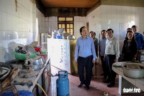 Bộ trưởng Phùng Xuân Nhạ: Không để học sinh vùng lũ đến trường thiếu sách vở - Ảnh 1. Bộ trưởng Phùng Xuân Nhạ: Không để học sinh vùng lũ đến trường thiếu sách vở - Ảnh 1.