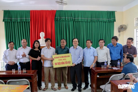 Bộ trưởng Phùng Xuân Nhạ: Không để học sinh vùng lũ đến trường thiếu sách vở - Ảnh 3. Bộ trưởng Phùng Xuân Nhạ: Không để học sinh vùng lũ đến trường thiếu sách vở - Ảnh 3.